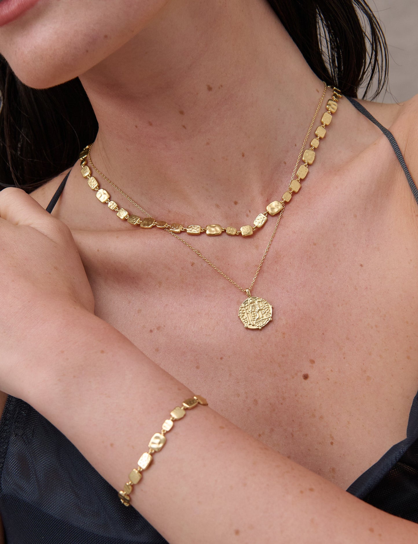 HAMMERED PLATE 18K GOLD NECKLACE