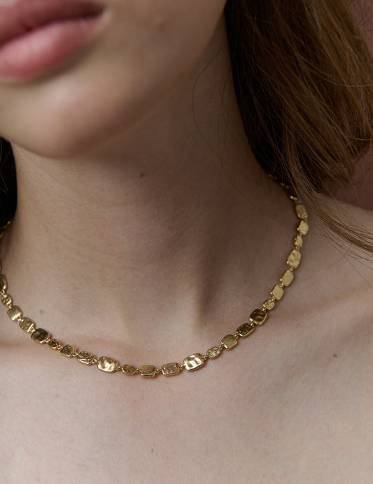HAMMERED PLATE 18K GOLD NECKLACE